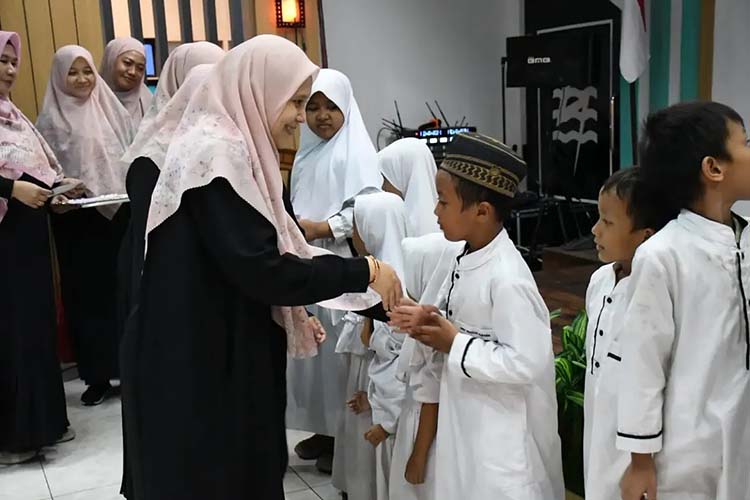 YBM PLN UP3 Gresik Bersama PIKK Salurkan Kado untuk Anak Yatim Dhuafa